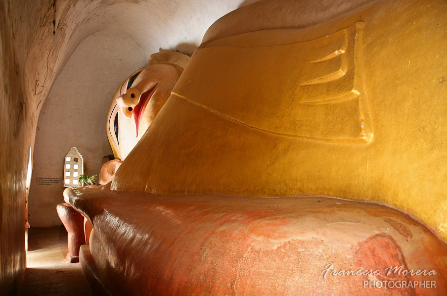Buddha lying inside Manuha Paya